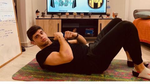 El ilicitano Imanol Poveda ofrece cada tarde, desde hace un mes, sesiones de entrenamiento para toda la familia en Instagram.