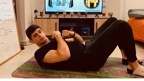 El ilicitano Imanol Poveda ofrece cada tarde, desde hace un mes, sesiones de entrenamiento para toda la familia en Instagram. El ilicitano Imanol Poveda ofrece cada tarde, desde hace un mes, sesiones de entrenamiento para toda la familia en Instagram.