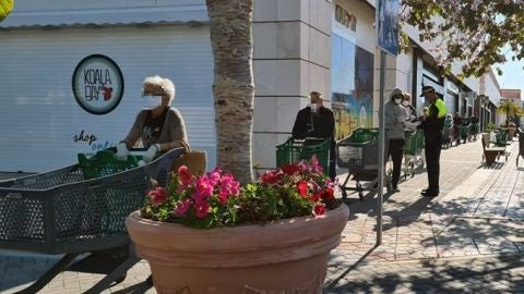 Agente de la Policía Local de Santa Pola identifica a una persona en plena crisis sanitaria. Agente de la Policía Local de Santa Pola identifica a una persona en plena crisis sanitaria.