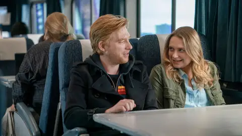 Los actores Domhnall Gleeson y Merritt Wever, en una imagen promocional de la serie 'Run' Los actores Domhnall Gleeson y Merritt Wever, en una imagen promocional de la serie 'Run'