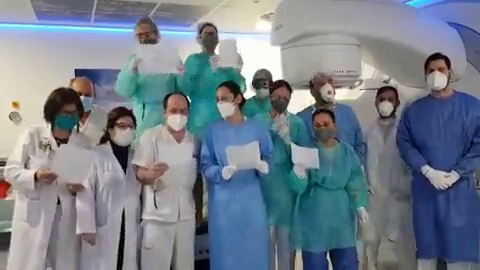 Así canta un grupo de sanitarios el 'Facciamo finta che' Así canta un grupo de sanitarios el 'Facciamo finta che'