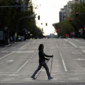 Una mujer sale a andar por las calles de Madrid