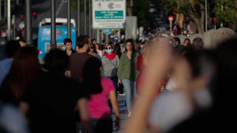 Ciudadanos pasean por las calles de Madrid