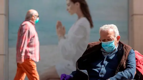 Los mayores cumplen con el uso obligatorio de mascarillas reparto gratuito de mascarillas