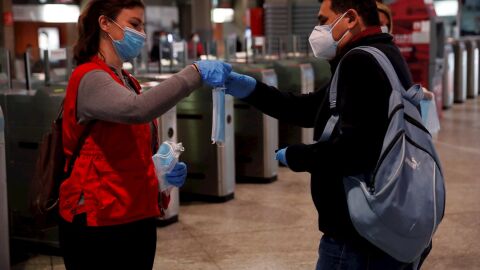 Reparto de mascarillas en el transporte p&uacute;blico
