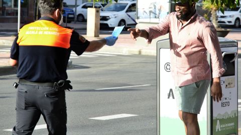 Protecci&oacute;n Civil y Polic&iacute;a Local acercan el material a los vecinos