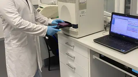 Trabajador prueba Laboratorio Huelva