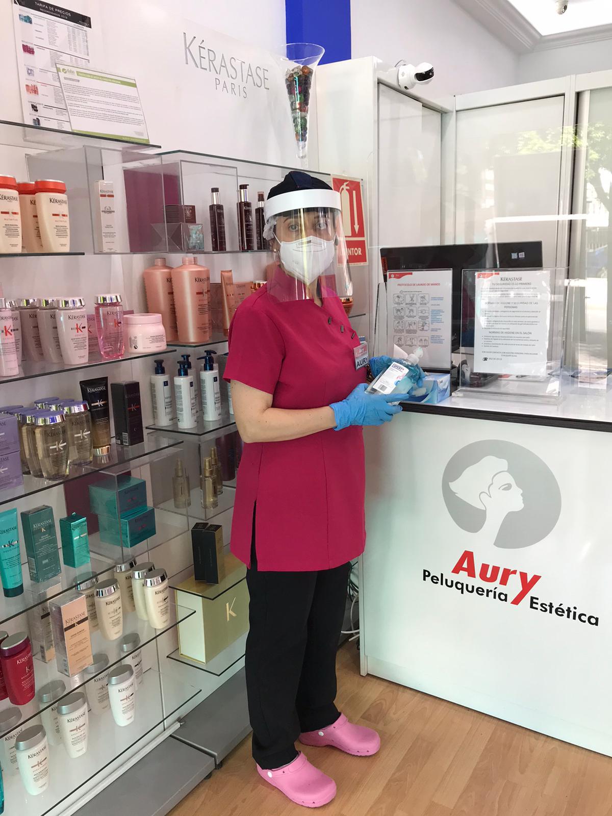 Aurora González, propietaria de Aury Estética y Peluquería, nos cuenta el primer día de activad Aurora González, propietaria de Aury Estética y Peluquería, nos cuenta el primer día de activad