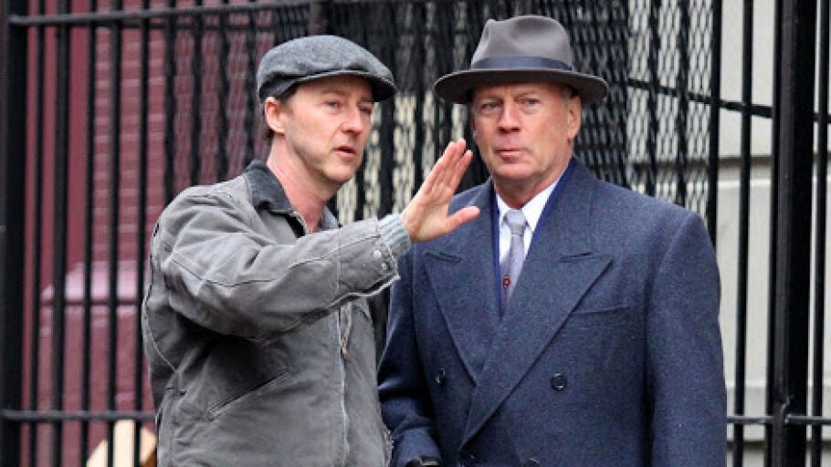 Edward Norton conversa con Bruce Willis en el set de rodaje de 'Hu&eacute;rfanos de Brooklyn'