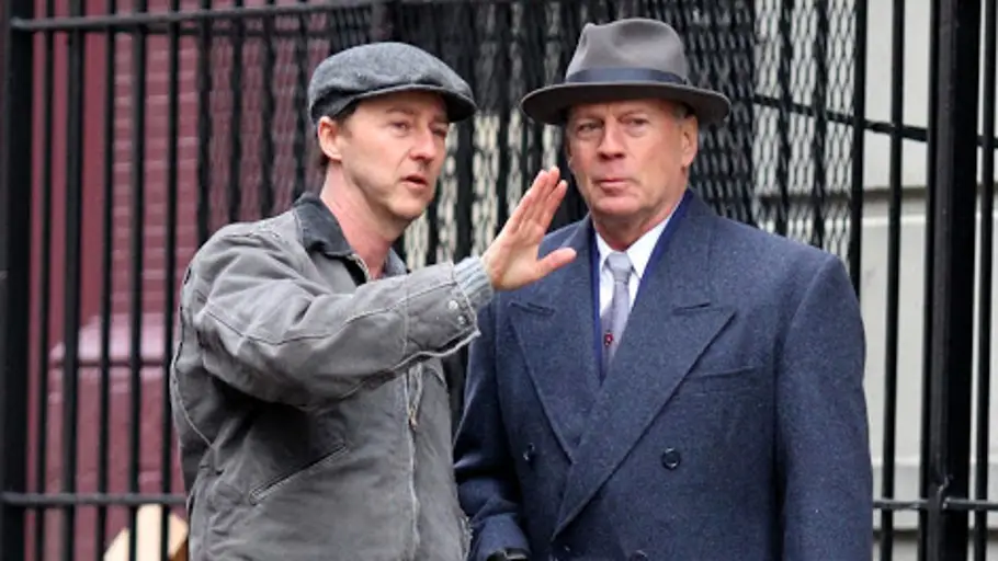 Edward Norton conversa con Bruce Willis en el set de rodaje de 'Huérfanos de Brooklyn' Edward Norton conversa con Bruce Willis en el set de rodaje de 'Huérfanos de Brooklyn'