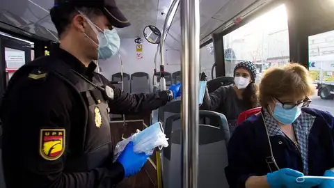 La Policía Nacional realizó a primera hora un reparto de mascarillas La Policía Nacional realizó a primera hora un reparto de mascarillas