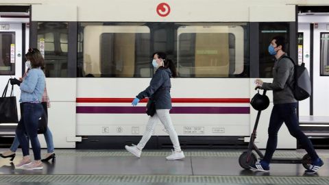 Usuarios del transporte p&uacute;blico en el d&iacute;a que arranca la Fase 0 de la desescalada