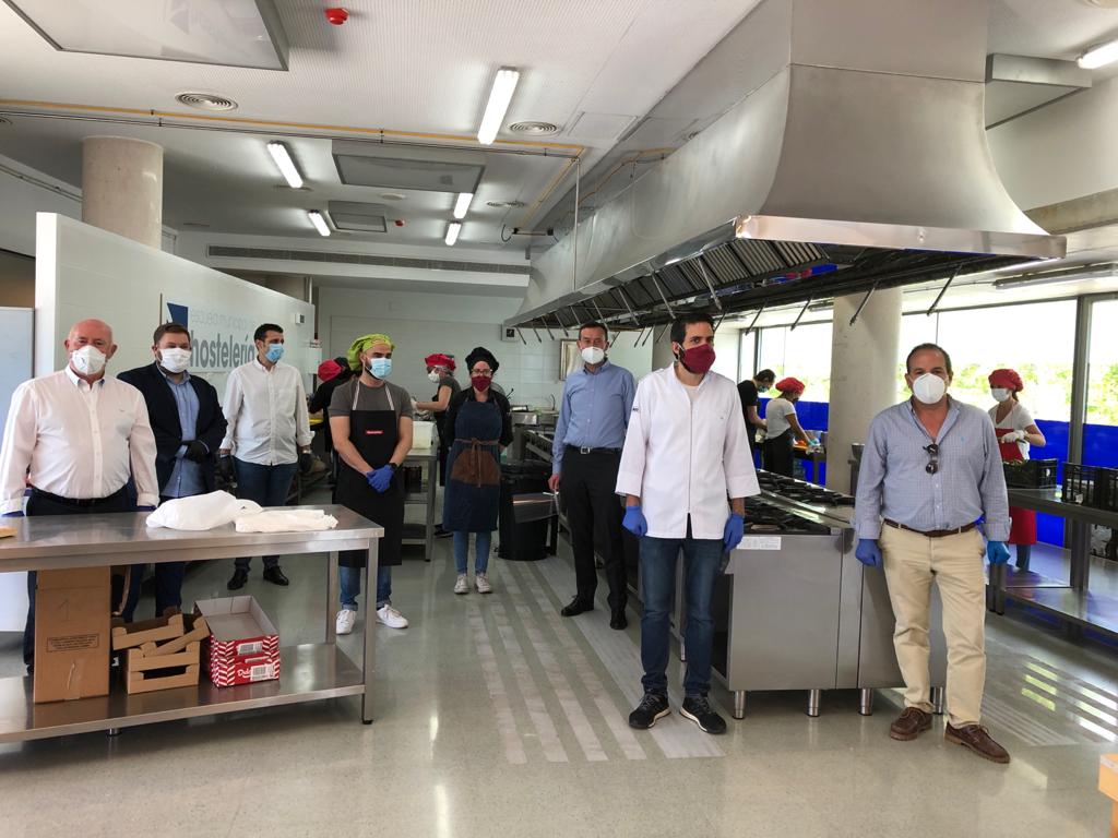 La cocina de la Escuela Municipal de Hostelería elabora 500 menús desde el viernes y ahora se marca el objetivo de sacar 200 diarios La cocina de la Escuela Municipal de Hostelería elabora 500 menús desde el viernes y ahora se marca el objetivo de sacar 200 diarios