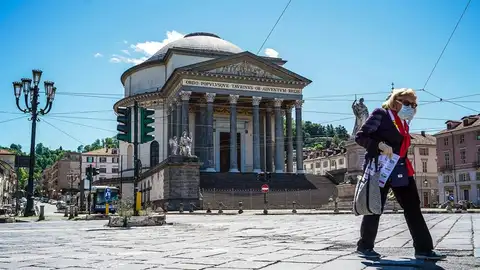 Una mujer protegida con mascarilla camina por las calles de Roma. Una mujer protegida con mascarilla camina por las calles de Roma.