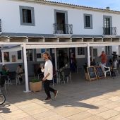 Uno de los bares abiertos en la localidad de Sant Francesc (Formentera)