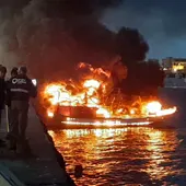 Barco ardiendo Isla Cristina Barco ardiendo Isla Cristina