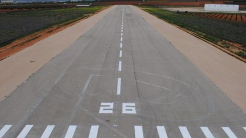 Pista del aer&oacute;dromo "Manuel S&aacute;nchez" de Valdepe&ntilde;as