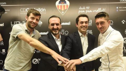 Pablo Hern&aacute;ndez junto a los dirigentes albinegros.