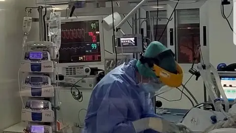 Profesional sanitario en la UCI Hospital Virgen Macarena