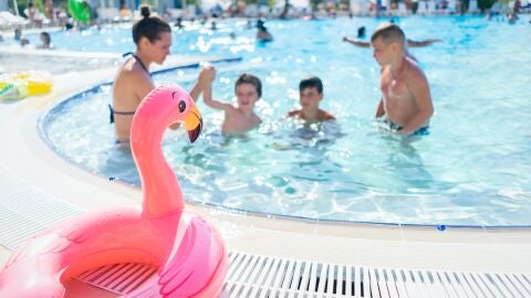 Una familia en una piscina 