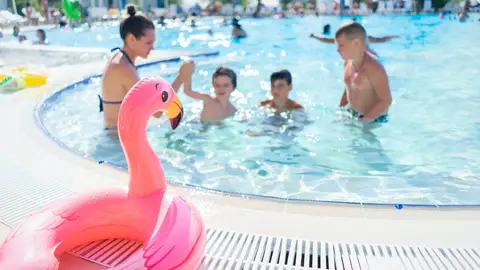 ¿Cuándo abren las piscinas comunitarias? Una familia en una piscina
