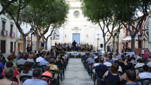 Concierto en una plaza de Petrer. Concierto en una plaza de Petrer.