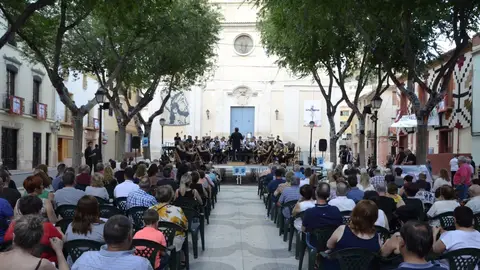 Concierto en una plaza de Petrer. Concierto en una plaza de Petrer.