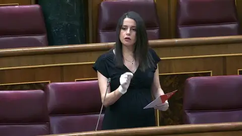 Inés Arrimadas: "Quizás sea la última intervención que hago antes de traer a un niño a este mundo; no piensen en salvar al Gobierno, piensen en salvar vidas" Inés Arrimadas: "Quizás sea la última intervención que hago antes de traer a un niño a este mundo; no piensen en salvar al Gobierno, piensen en salvar vidas"