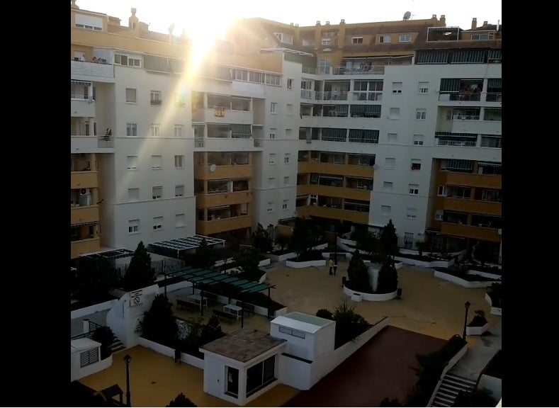 Petición de matrimonio en Marbella ante cientos de vecinos Petición de matrimonio en Marbella ante cientos de vecinos