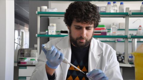 El investigador Antonio Galiana en el Hospital General de Elche.
