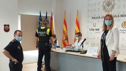 Prefectura de la Policia Local durant la realització de test als agents. El resultat de les probes realitzades aquest matí són que tres persones ja han passat la malaltia.