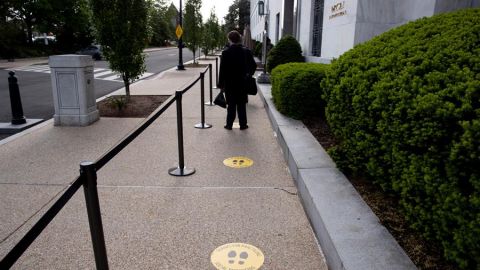 Se&ntilde;alizaci&oacute;n para mantener la distancia de seguridad durante la pandemia de coronavirus en Washington, EEUU