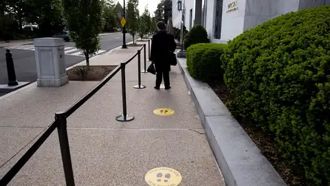 Señalización para mantener la distancia de seguridad durante la pandemia de coronavirus en Washington, EEUU Señalización para mantener la distancia de seguridad durante la pandemia de coronavirus en Washington, EEUU