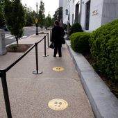 Señalización para mantener la distancia de seguridad durante la pandemia de coronavirus en Washington, EEUU