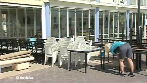 Los hosteleros ultiman la desinfecci&oacute;n de las terrazas para su reapertura en la fase 1 de la desecalada del coronavirus