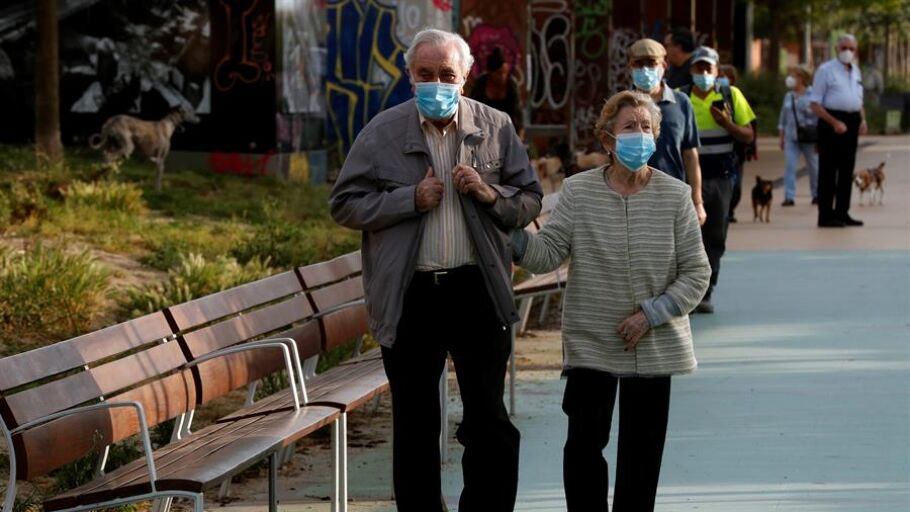 Una pareja protegida con mascarillas pasea por la Rambla Nova de Sants