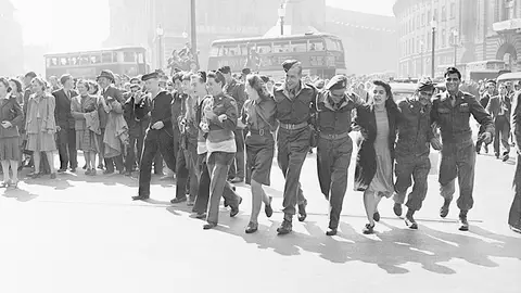 Ciudadanos de Londres celebrando el Día de la Victoria Ciudadanos de Londres celebrando el Día de la Victoria