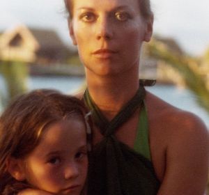 Imagen de archivo de la actriz Natalie Wood con una de sus hijas Imagen de archivo de la actriz Natalie Wood con una de sus hijas