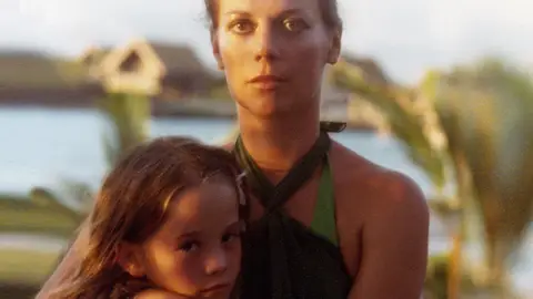 Imagen de archivo de la actriz Natalie Wood con una de sus hijas Imagen de archivo de la actriz Natalie Wood con una de sus hijas