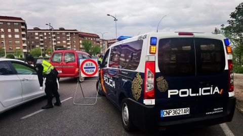 Uno de los controles de movilidad de la Polic&iacute;a Nacional