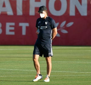 Lopetegui, con mascarilla, en el primer entrenamiento tras casi dos meses de confinamiento Lopetegui, con mascarilla, en el primer entrenamiento tras casi dos meses de confinamiento