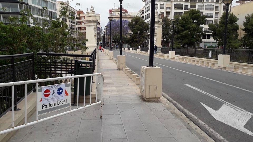 La Policía Local señaliza por la acera de la derecha el paso peatonal por los puentes de Canalejas y Santa Teresa de Elche La Policía Local señaliza por la acera de la derecha el paso peatonal por los puentes de Canalejas y Santa Teresa de Elche