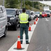 Control de la Guardia Civil de Trafico en la salida de Madrid, a la altura del Km 17 de la A-1, para identificar desplazamientos no justificados durante el estado de alarma