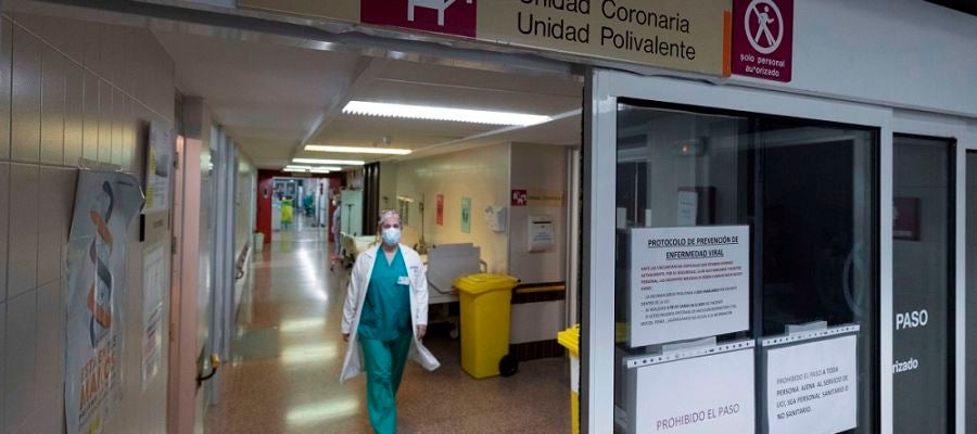 Una enfermera camina por el pasillo de entrada de la UCI del Hospital Morales Meseguer, en Murcia Una enfermera camina por el pasillo de entrada de la UCI del Hospital Morales Meseguer, en Murcia