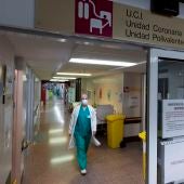 Una enfermera camina por el pasillo de entrada de la UCI del Hospital Morales Meseguer, en Murcia