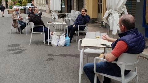 Un pu&ntilde;ado de mesas de terraza