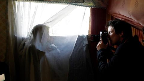 Susana Vera realiza una fotograf&iacute;a.