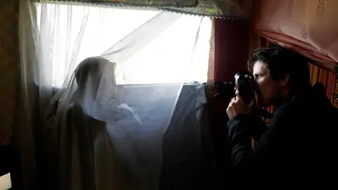 Susana Vera realiza una fotografía. Susana Vera realiza una fotografía.