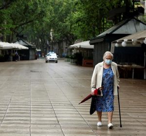 Una mujer protegida con mascarilla pasea por las Ramblas Una mujer protegida con mascarilla pasea por las Ramblas