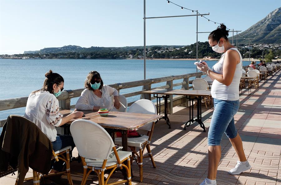 Las preguntas de Amón: "¿Pensasteis alguna vez que acudir a un bar o una terraza podía ser un ejercicio de solidaridad?" Las preguntas de Amón: "¿Pensasteis alguna vez que acudir a un bar o una terraza podía ser un ejercicio de solidaridad?"